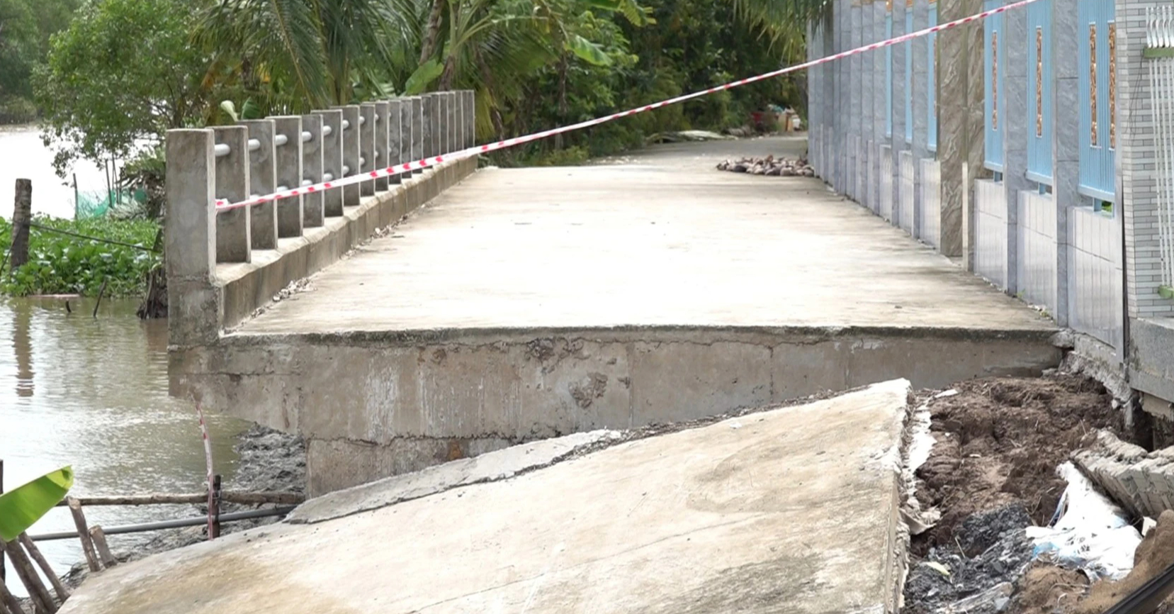 Bí thư Cần Thơ: Nhanh chóng khắc phục những điểm sạt lở làm mất đường giao thông - Ảnh 3. Bí thư Cần Thơ: Nhanh chóng khắc phục những điểm sạt lở làm mất đường giao thông - Ảnh 3.