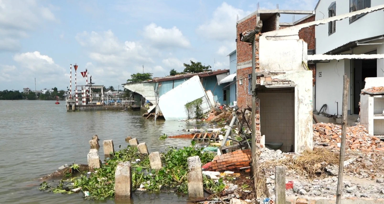 Bí thư Cần Thơ: Nhanh chóng khắc phục những điểm sạt lở làm mất đường giao thông - Ảnh 1. Bí thư Cần Thơ: Nhanh chóng khắc phục những điểm sạt lở làm mất đường giao thông - Ảnh 1.