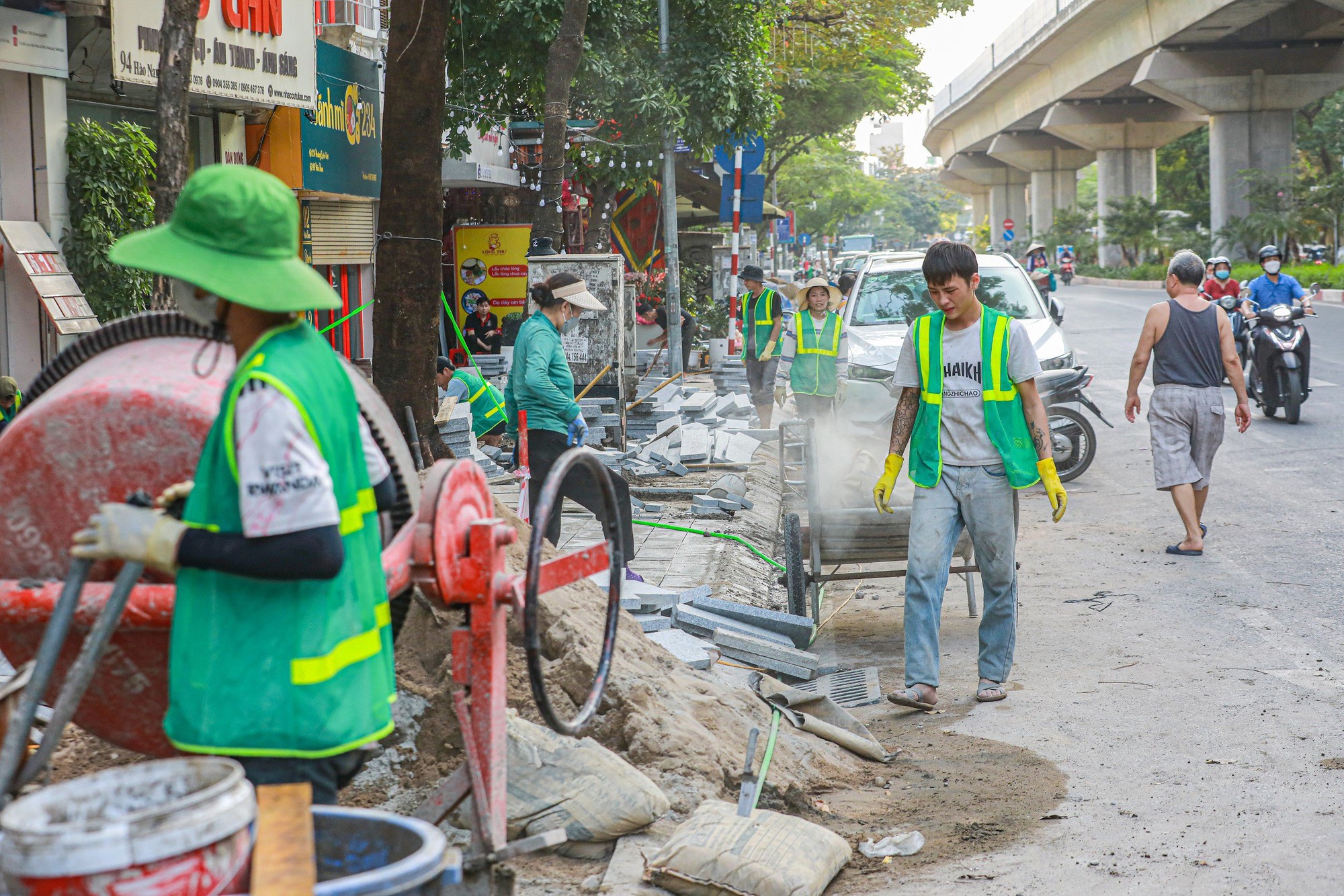 Nhiều tuyến phố th&ecirc;m ngổn ngang v&igrave; vỉa h&egrave; lại bị đ&agrave;o xới - Ảnh 1.
