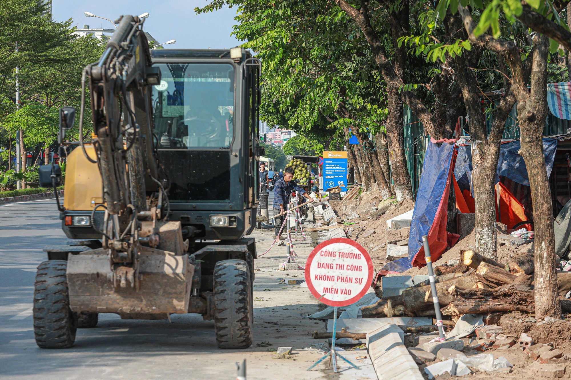 Nhiều tuyến phố th&ecirc;m ngổn ngang v&igrave; vỉa h&egrave; lại bị đ&agrave;o xới - Ảnh 8.