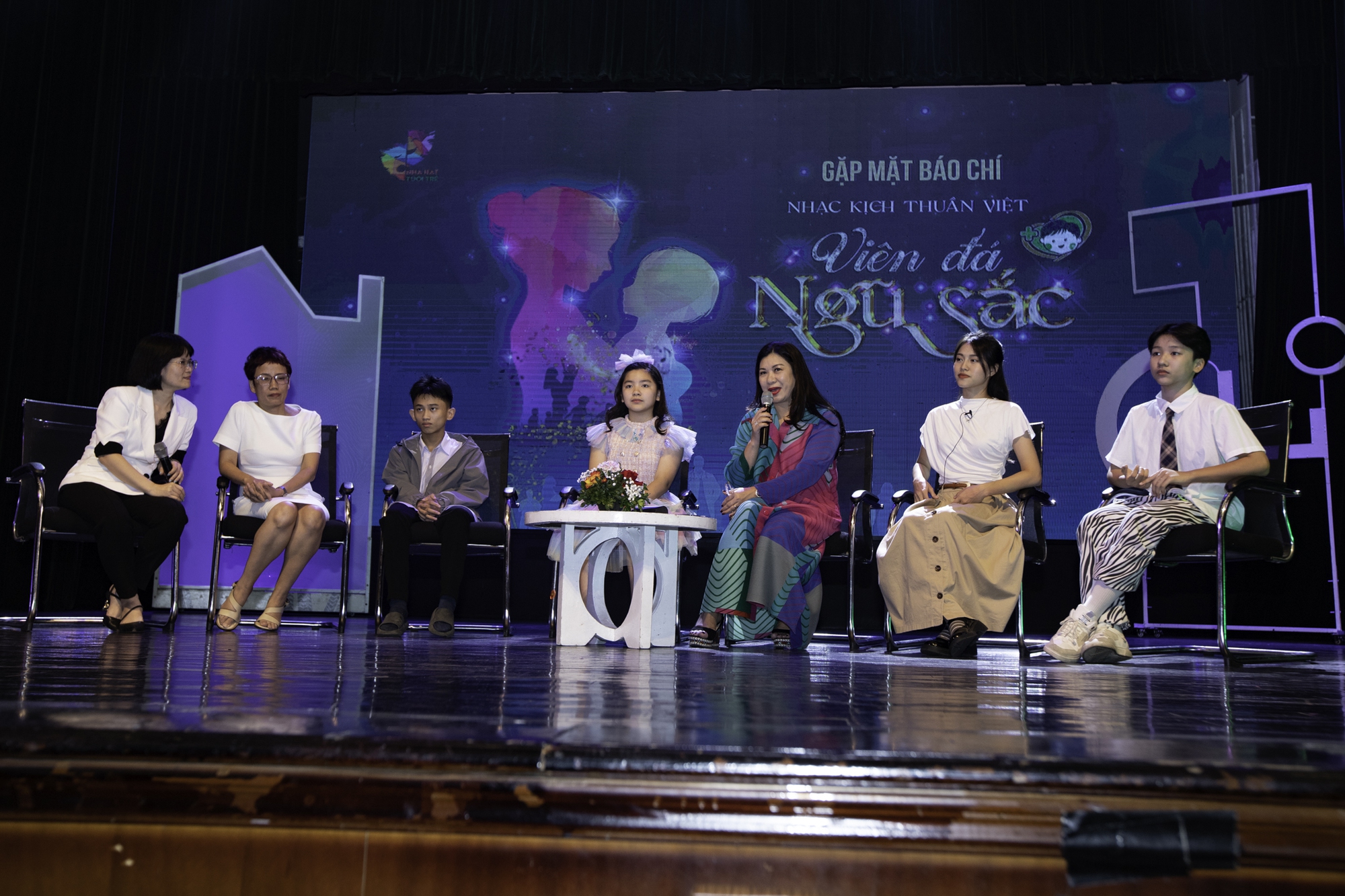 Phó giám đốc Nhà hát Tuổi trẻ Cao Ngọc Ánh: Viên đá ngũ sắc sẽ chạm tới trái tim khán giả - Ảnh 2. Phó giám đốc Nhà hát Tuổi trẻ Cao Ngọc Ánh: Viên đá ngũ sắc sẽ chạm tới trái tim khán giả - Ảnh 2.