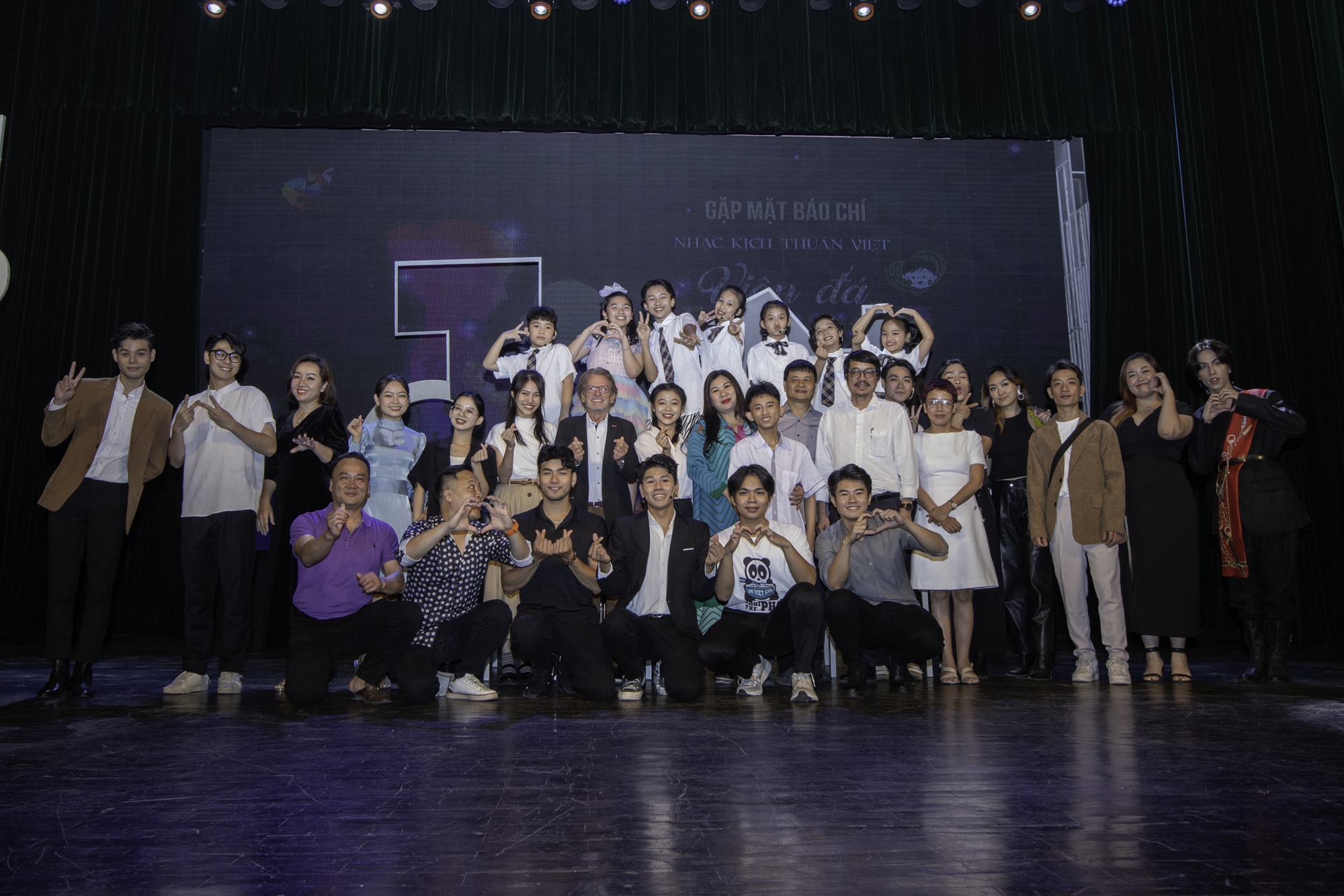 Phó giám đốc Nhà hát Tuổi trẻ Cao Ngọc Ánh: Viên đá ngũ sắc sẽ chạm tới trái tim khán giả - Ảnh 4. Phó giám đốc Nhà hát Tuổi trẻ Cao Ngọc Ánh: Viên đá ngũ sắc sẽ chạm tới trái tim khán giả - Ảnh 4.