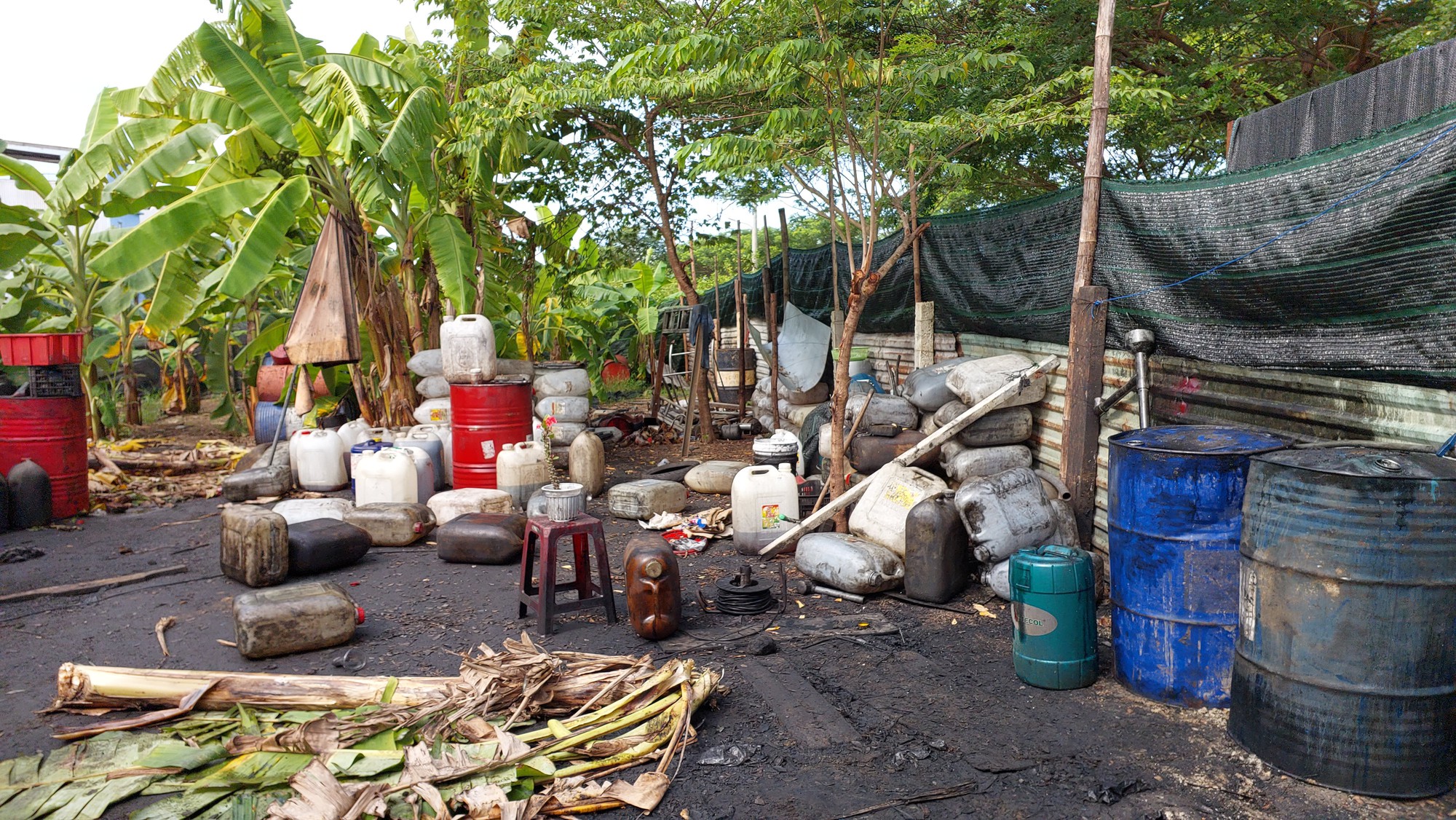 B&atilde;i nhớt thải lẫn lộn dầu ăn đ&atilde; qua sử dụng tập kết trong khu d&acirc;n cư - Ảnh 2.