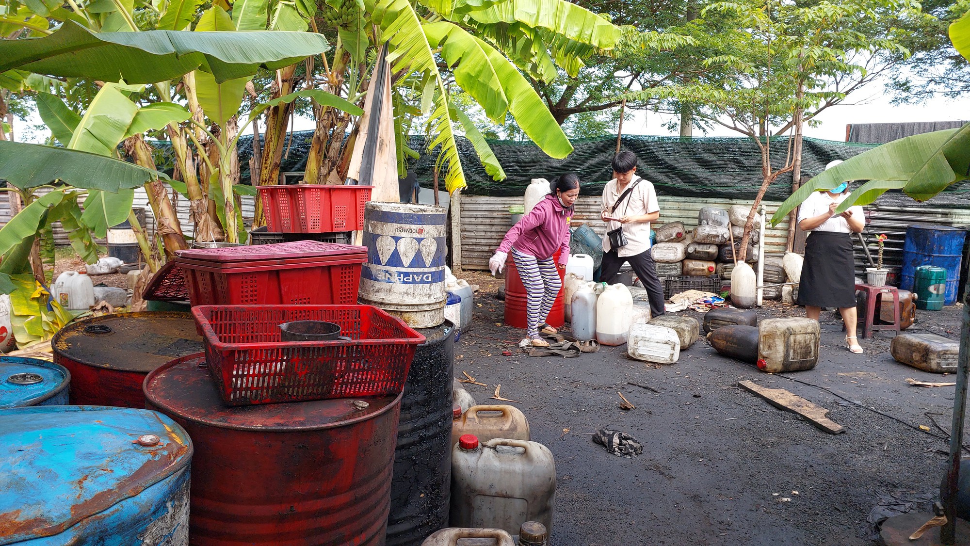 B&atilde;i nhớt thải lẫn lộn dầu ăn đ&atilde; qua sử dụng tập kết trong khu d&acirc;n cư - Ảnh 1.