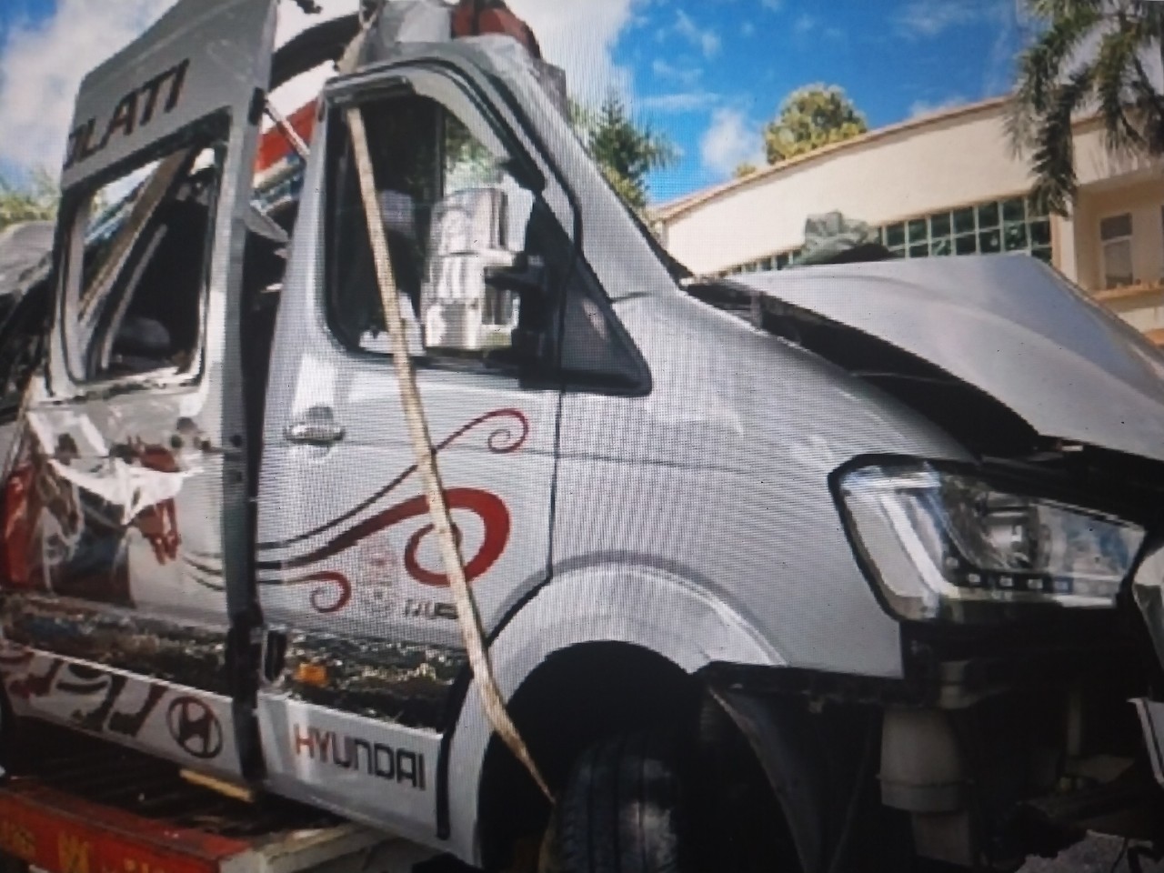 Diễn biến mới vụ xe khách 16 chỗ bị xe Thành Bưởi tông làm 5 người chết - Ảnh 1. Diễn biến mới vụ xe khách 16 chỗ bị xe Thành Bưởi tông làm 5 người chết - Ảnh 1.