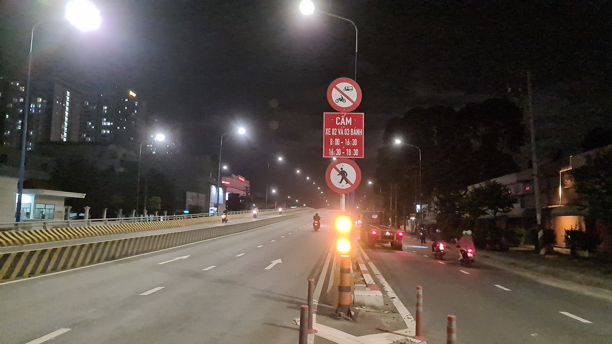 Biển b&aacute;o độc lạ ở B&igrave;nh Dương đ&atilde; được thay biển mới - Ảnh 2.