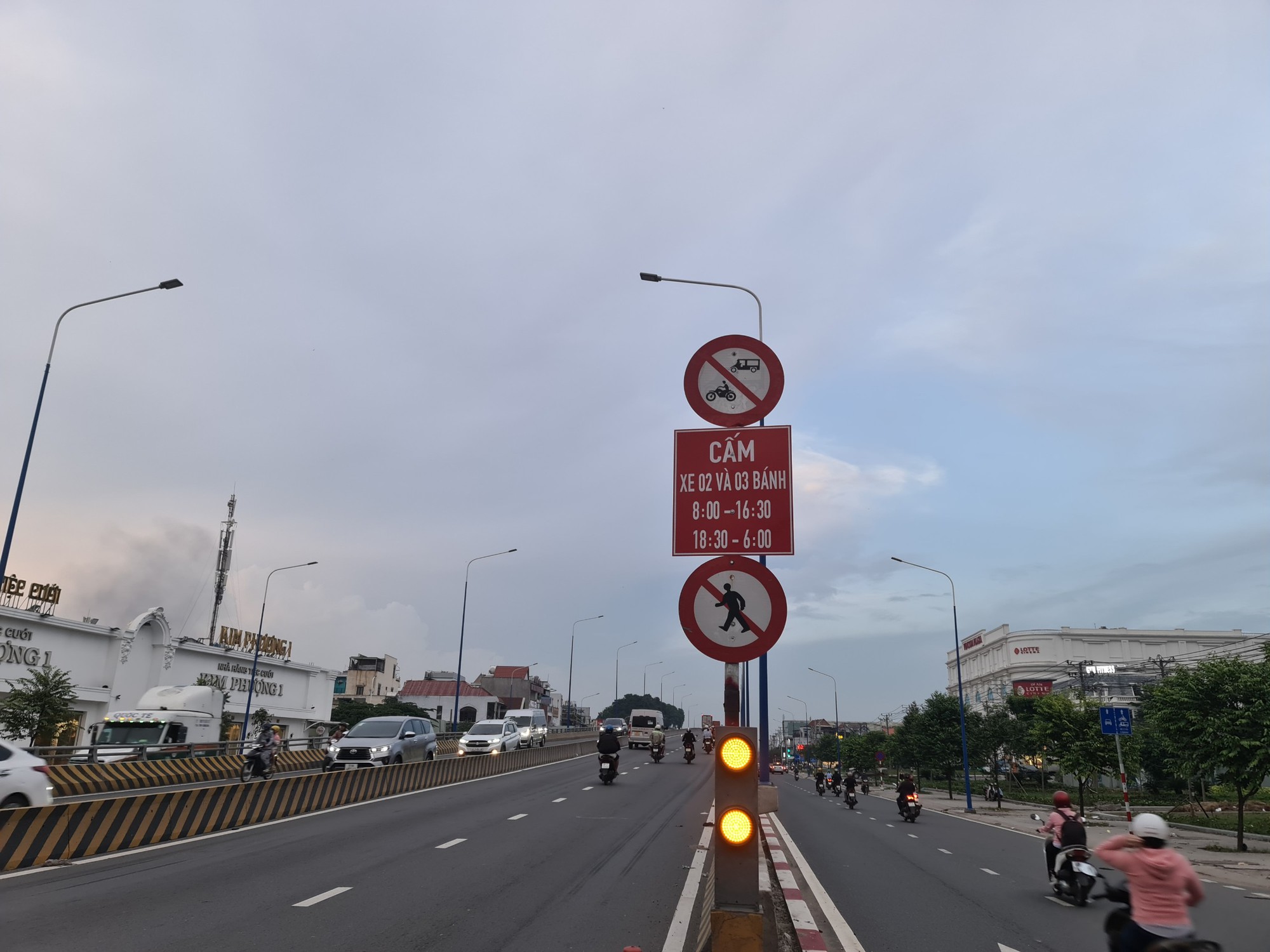 Biển b&aacute;o độc lạ ở B&igrave;nh Dương đ&atilde; được thay biển mới - Ảnh 1.