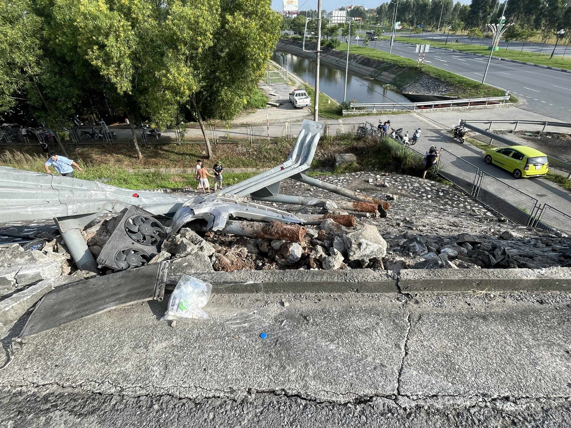 T&ocirc;ng v&agrave;o hộ lan tr&ecirc;n cao tốc khiến &ocirc; t&ocirc; 16 bẹp d&uacute;m, 4 người nhập viện - Ảnh 2.