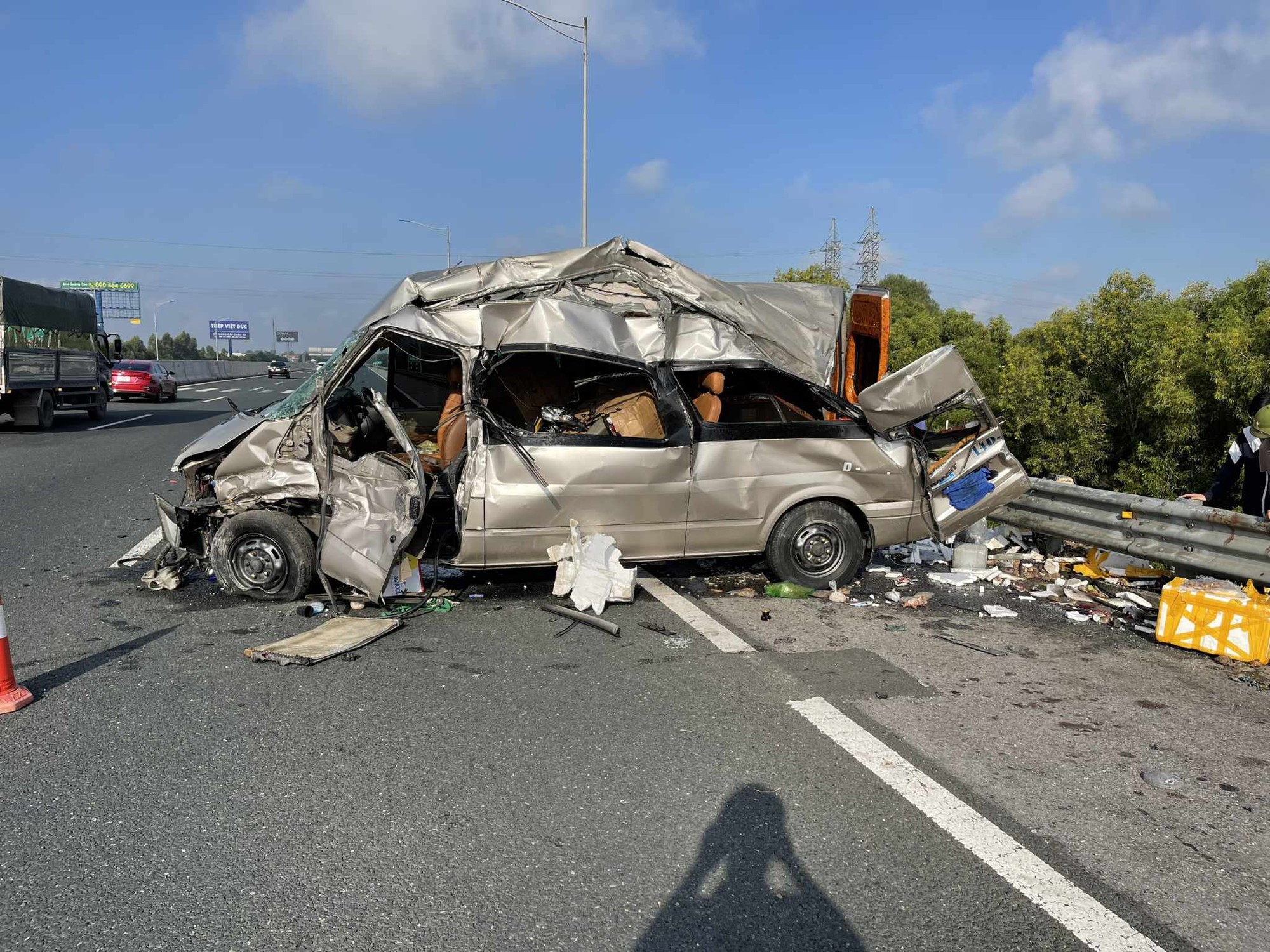 T&ocirc;ng v&agrave;o hộ lan tr&ecirc;n cao tốc khiến &ocirc; t&ocirc; 16 bẹp d&uacute;m, 4 người nhập viện - Ảnh 1.