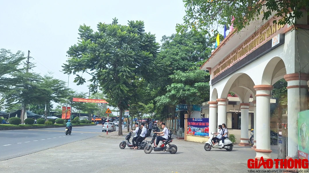 Học sinh n&oacute;i kh&ocirc;ng với mũ bảo hiểm, đi xe m&ocirc; t&ocirc; tr&ecirc;n 50cm3 đến trường - Ảnh 4.