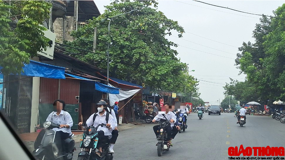 Học sinh n&oacute;i kh&ocirc;ng với mũ bảo hiểm, v&ocirc; tư điều khiển xe m&ocirc; t&ocirc; tr&ecirc;n 50cm3 đến trường - Ảnh 19.