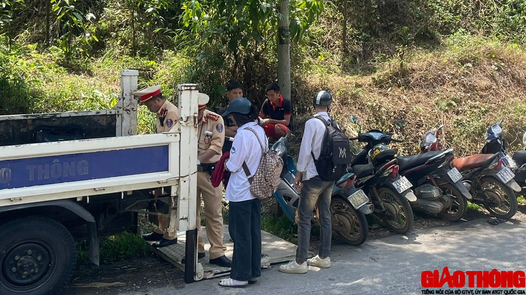 Học sinh n&oacute;i kh&ocirc;ng với mũ bảo hiểm, điều khiển xe m&ocirc; t&ocirc; tr&ecirc;n 50cm3 đến trường - Ảnh 17.