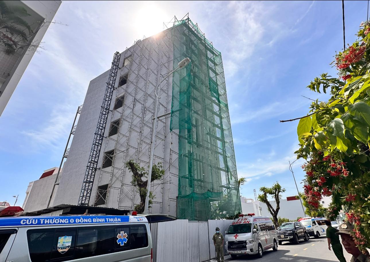B&igrave;nh Thuận: Tai nạn lao động tại c&ocirc;ng tr&igrave;nh x&acirc;y kh&aacute;ch sạn, 3 người tử vong - Ảnh 1.