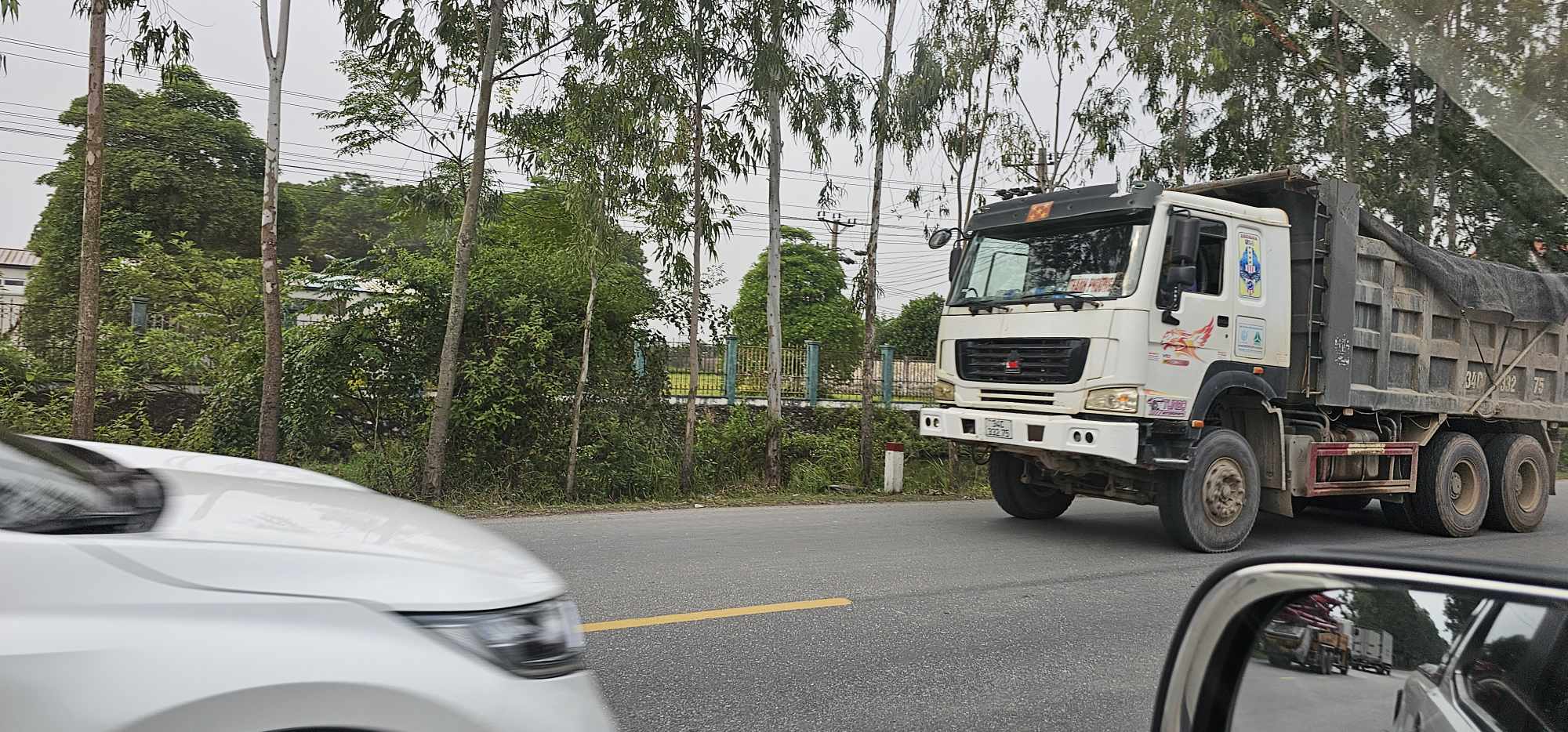 Hải Dương: Xe nghi qu&aacute; tải quần thảo đường nội đ&ocirc; v&agrave; đường tỉnh 391 - Ảnh 1.