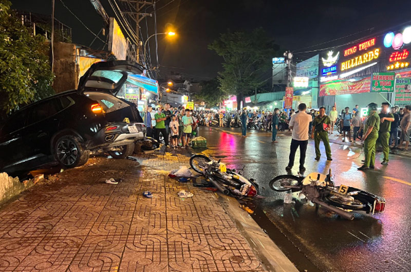 Cảnh s&aacute;t kh&aacute;m nghiệm hiện trường vụ tai nạn.