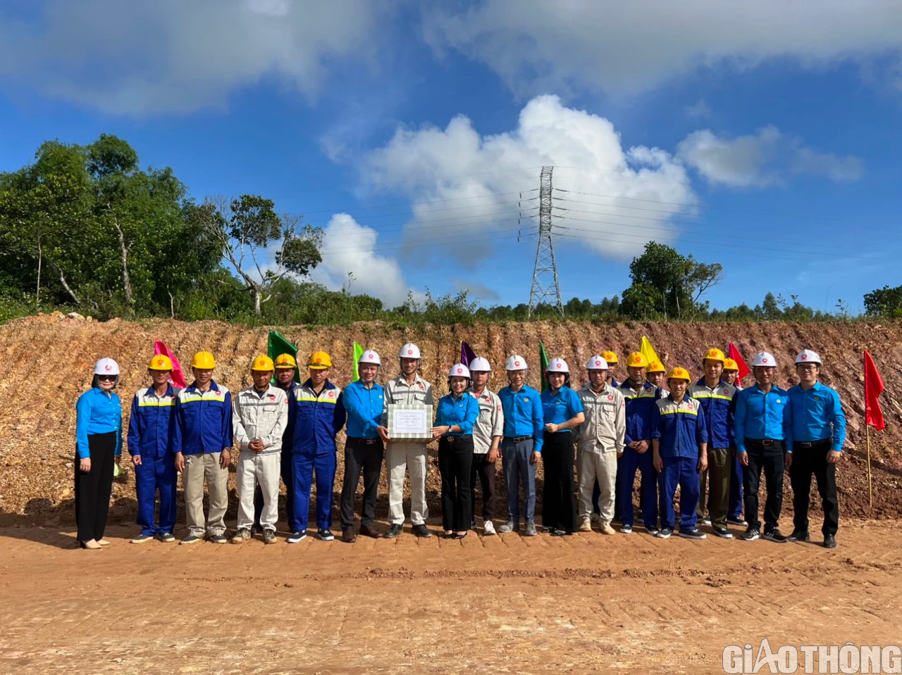 90 ngày đêm đẩy nhanh thi công các hạng mục cao tốc đoạn qua Quảng Bình - Ảnh 4. 90 ngày đêm đẩy nhanh thi công các hạng mục cao tốc đoạn qua Quảng Bình - Ảnh 4.