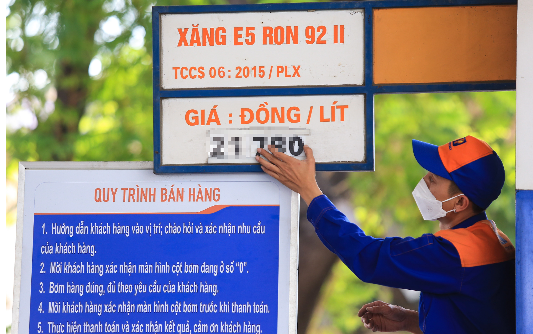 Gi&aacute; xăng dầu giảm mạnh v&agrave;o ng&agrave;y mai? - Ảnh 1.