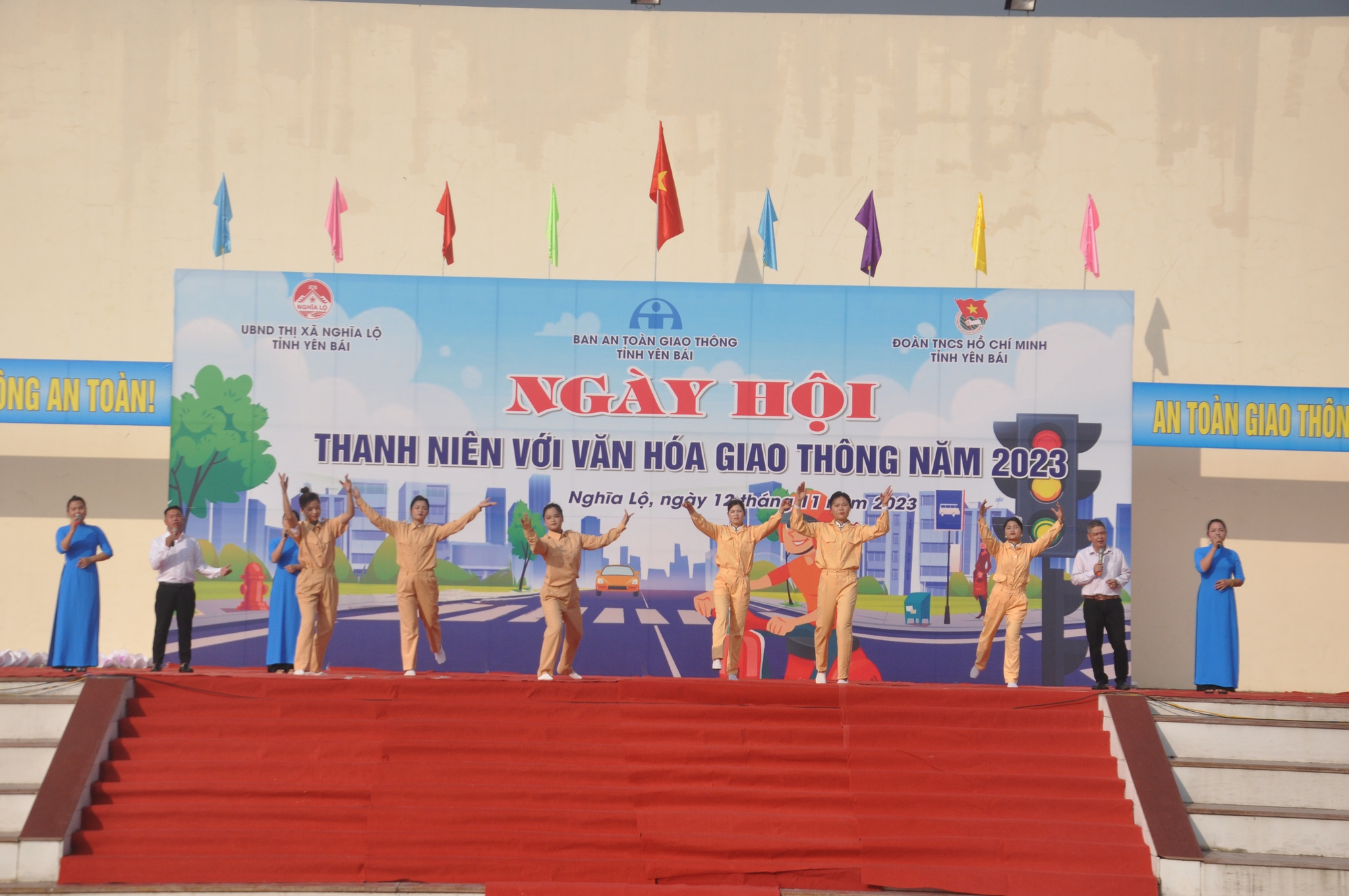 Tr&ecirc;n ba ngh&igrave;n người tham gia "Thanh ni&ecirc;n với văn h&oacute;a giao th&ocirc;ng" tại Y&ecirc;n B&aacute;i   - Ảnh 1.