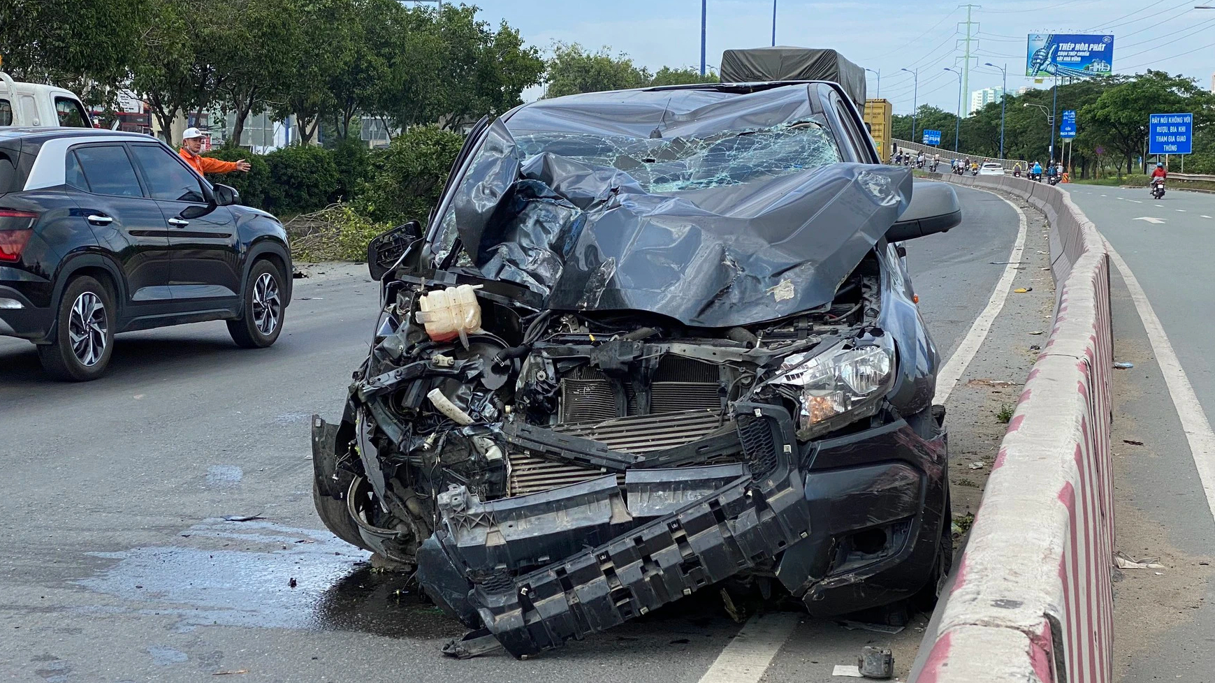 Hiện trường tan hoang sau khi xe b&aacute;n tải đ&acirc;m g&atilde;y c&acirc;y xanh, cột đ&egrave;n - Ảnh 2.