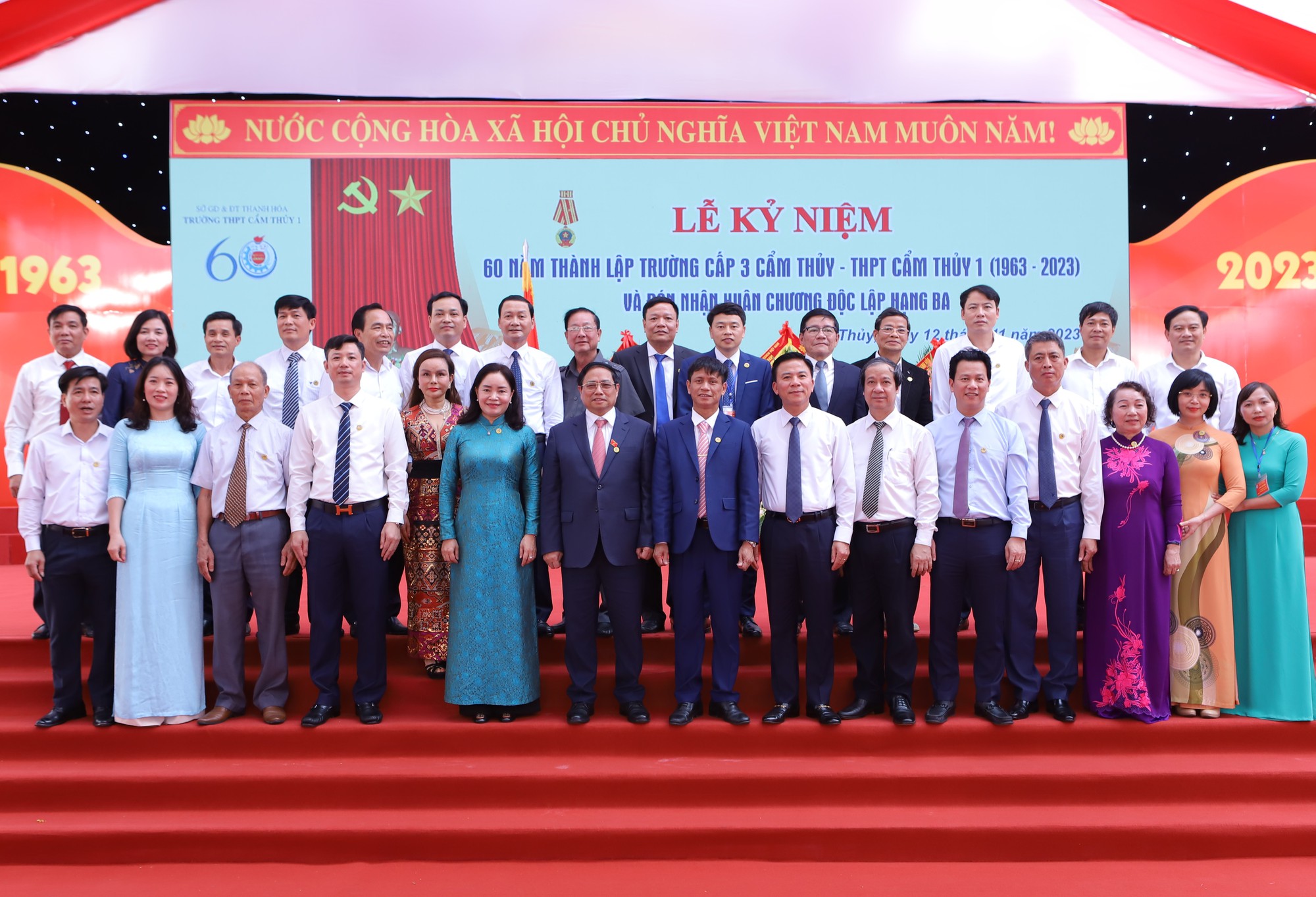 Thủ tướng Ch&iacute;nh phủ dự v&agrave; trao Hu&acirc;n chương Độc lập hạng Ba cho Trường THPT Cẩm Thuỷ 1 - Ảnh 6.