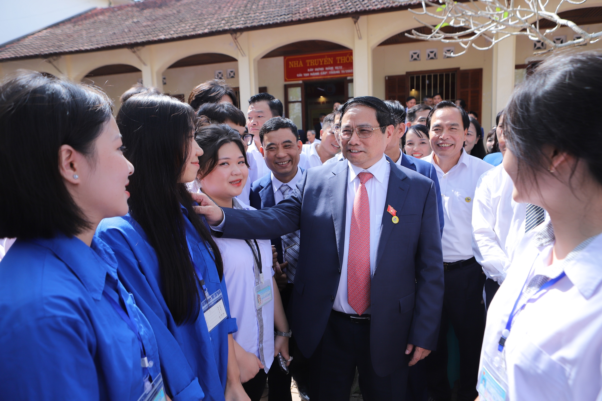 Thủ tướng Ch&iacute;nh phủ dự v&agrave; trao Hu&acirc;n chương Độc lập hạng Ba cho Trường THPT Cẩm Thuỷ 1 - Ảnh 5.