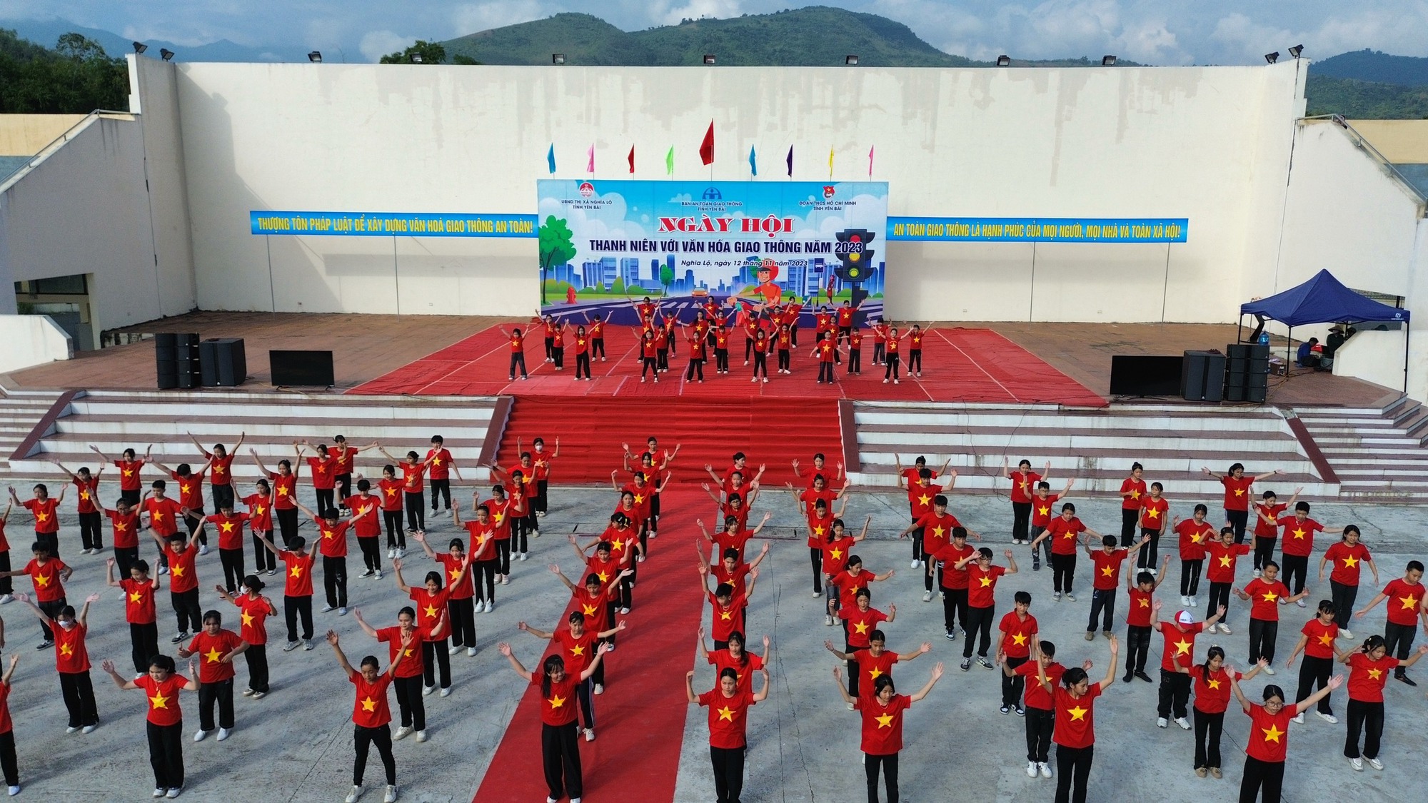 Tr&ecirc;n ba ngh&igrave;n người tham gia "Thanh ni&ecirc;n với văn h&oacute;a giao th&ocirc;ng" tại Y&ecirc;n B&aacute;i   - Ảnh 7.