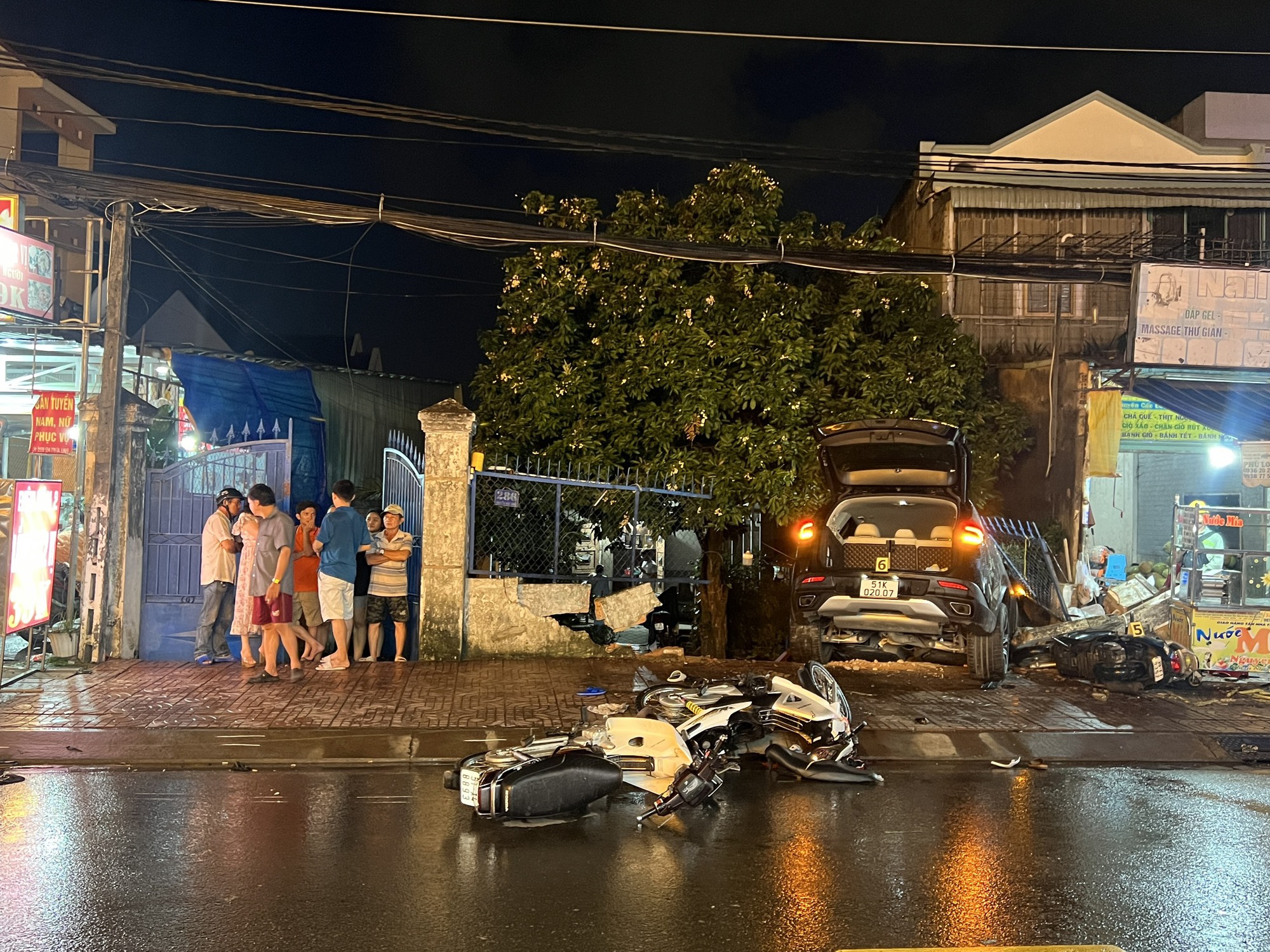 Vụ &ocirc; t&ocirc; t&ocirc;ng li&ecirc;n ho&agrave;n rồi lao v&agrave;o nh&agrave; d&acirc;n, t&agrave;i xế vi phạm nồng độ cồn - Ảnh 1.