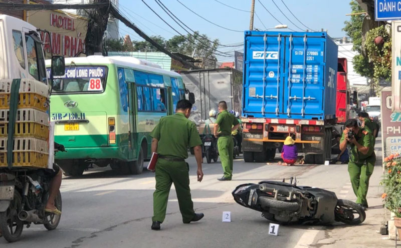Hiện trường vụ tai nạn khiến người vợ tử vong, con g&aacute;i nhỏ bị thương nặng.