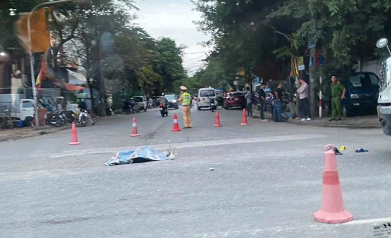 Hiện trường vụ tai nạn khiến một người điều khiển xe m&aacute;y tử vong tr&ecirc;n đường Nguyễn Văn Linh.