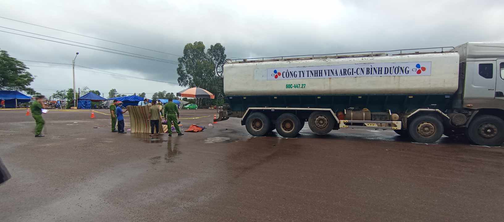 Xe m&aacute;y n&aacute;t b&eacute;t dưới gầm xe bồn, người đ&agrave;n &ocirc;ng tử vong tại chỗ - Ảnh 1.