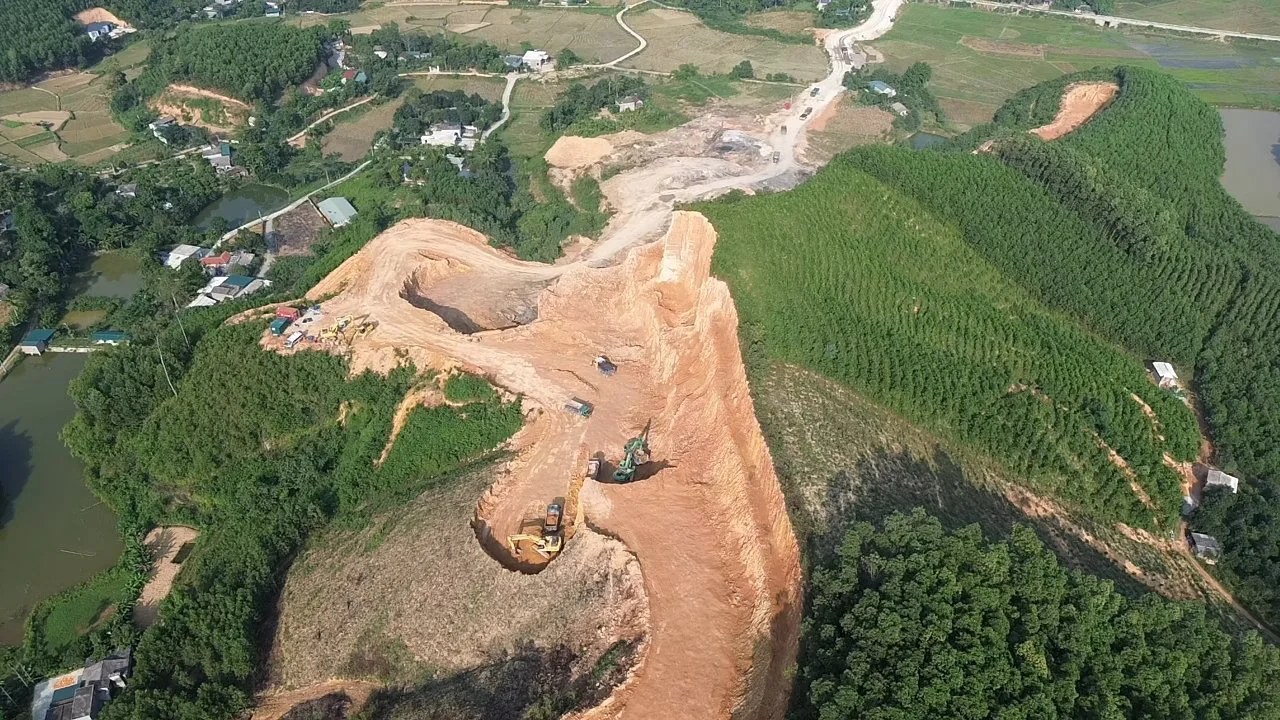 Hoà Bình: Xử lý những bức xúc về xe chở nguyên liệu của Xi măng Thành Thắng - Ảnh 1. Hoà Bình: Xử lý những bức xúc về xe chở nguyên liệu của Xi măng Thành Thắng - Ảnh 1.