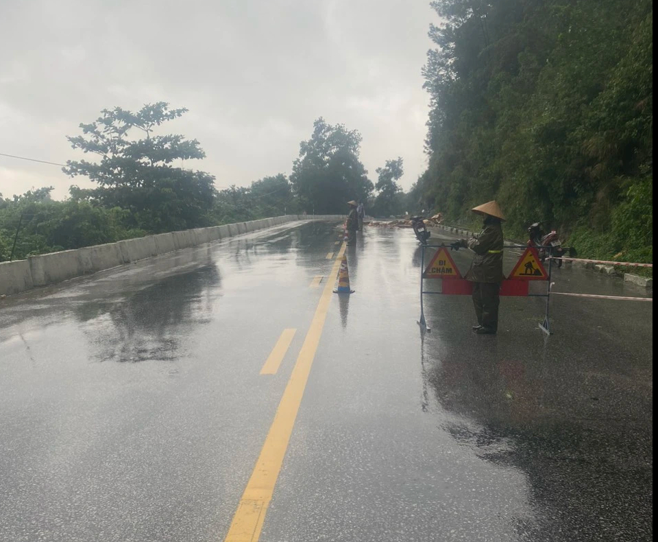 Mưa lớn, đất đ&aacute; rơi xuống QL 8A, giao th&ocirc;ng bị cản trở - Ảnh 2.