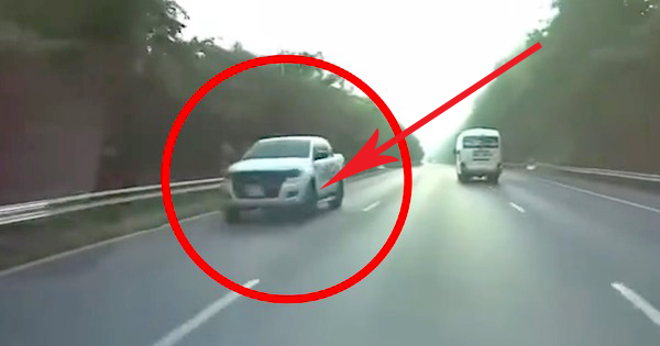 CSGT x&aacute;c minh &ocirc; t&ocirc; đi ngược chiều lao vun v&uacute;t tr&ecirc;n Đại lộ Thăng long - Ảnh 1.