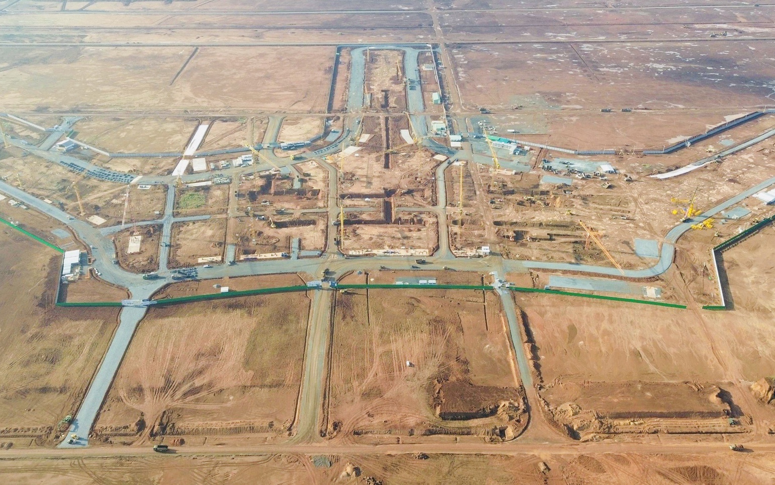 Nh&agrave; ga h&agrave;nh kh&aacute;ch s&acirc;n bay Long Th&agrave;nh với h&igrave;nh ảnh hoa sen dần lộ diện