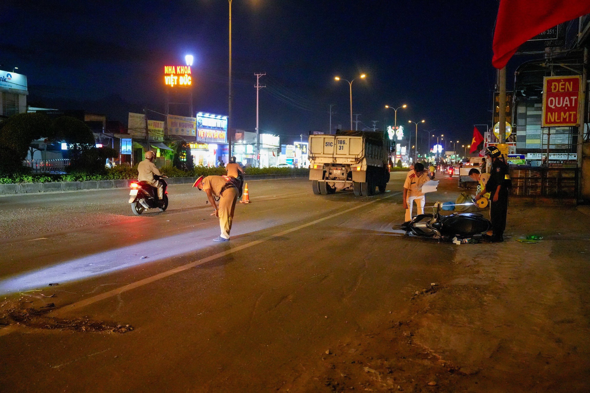 Va chạm với xe tải tr&ecirc;n QL51 một c&ocirc; g&aacute;i 18 tuổi tử vong - Ảnh 1.