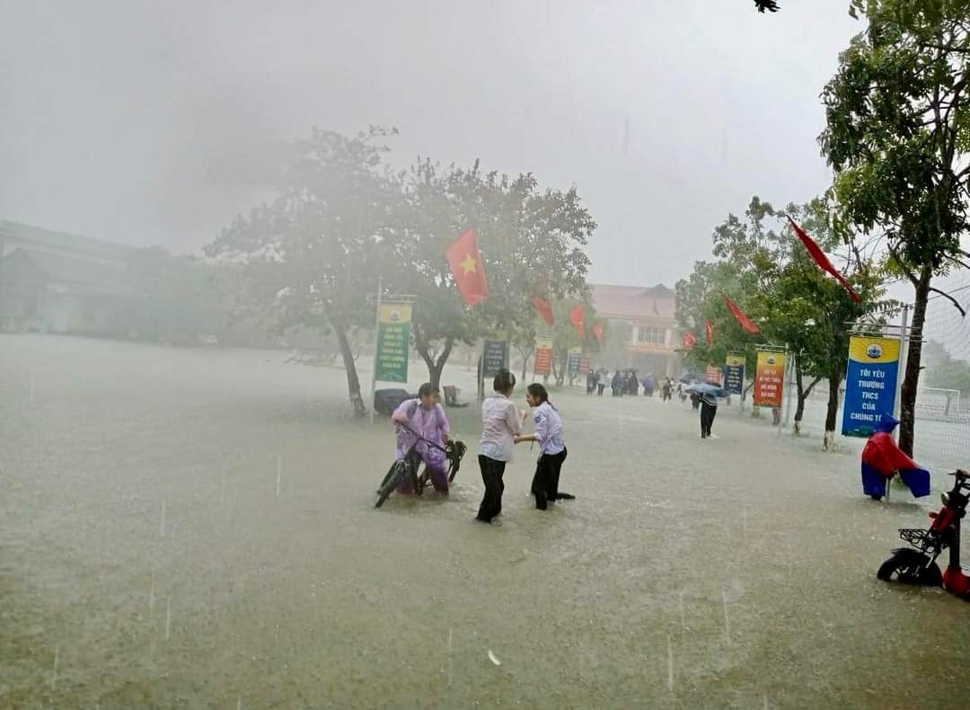 Quốc lộ 1A qua H&agrave; Tĩnh ngập s&acirc;u, nhiều tuyến đường bị ch&igrave;m trong biển nước - Ảnh 4.