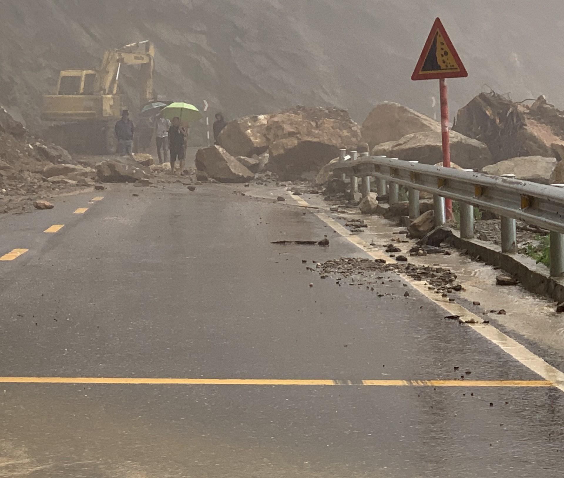 Đường l&ecirc;n Cửa khẩu Cầu Treo sạt lở, cấm đường từ tối nay - Ảnh 1.