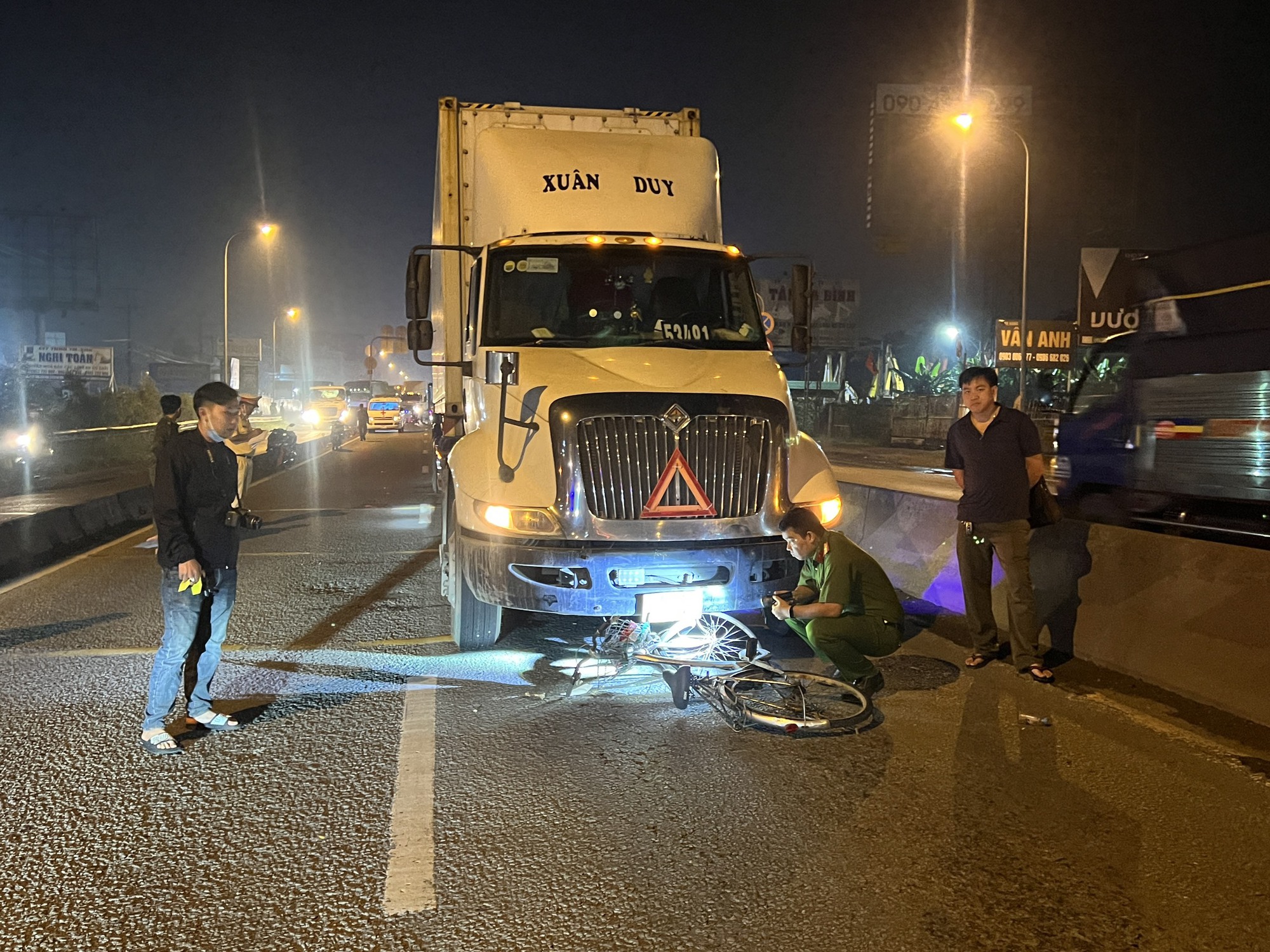 Đi xe đạp trong l&agrave;n &ocirc; t&ocirc;, cụ &ocirc;ng bị xe container t&ocirc;ng tử vong - Ảnh 1.