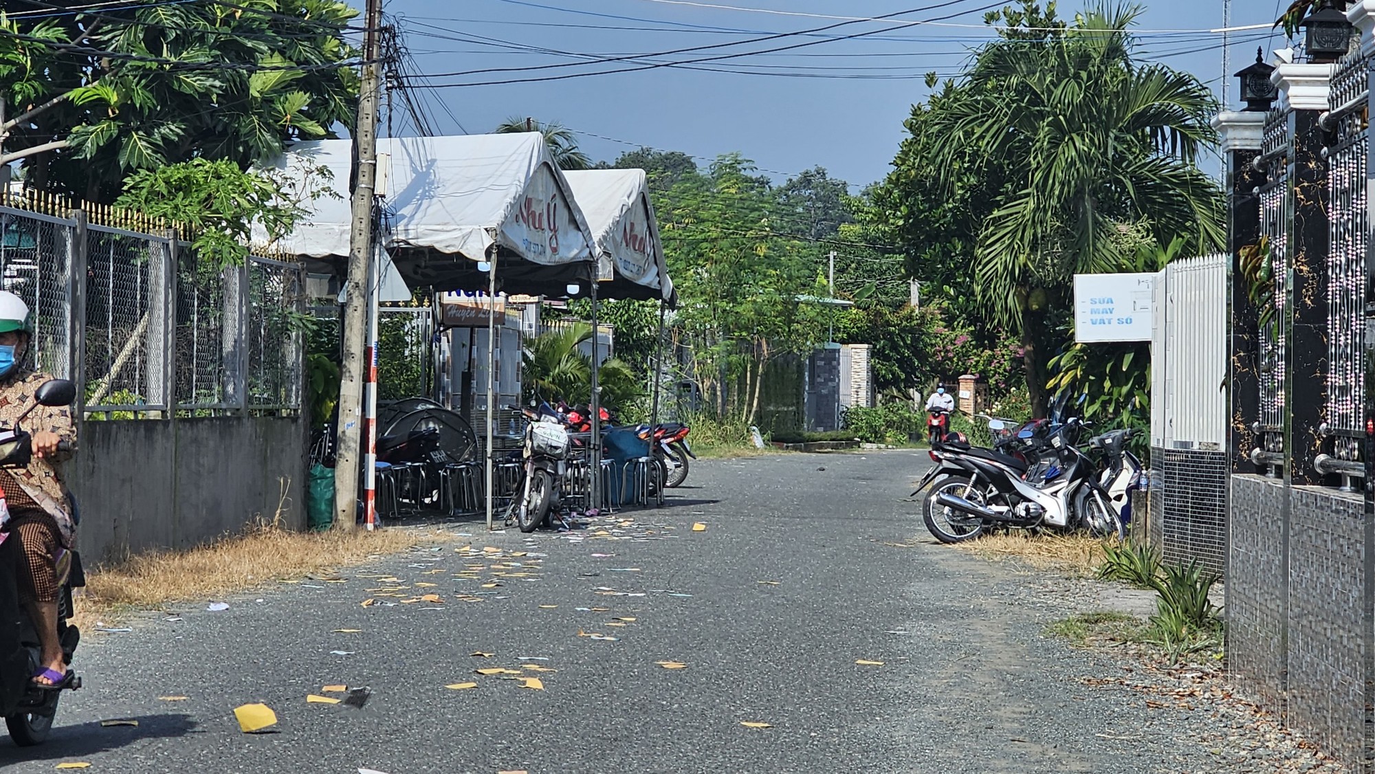 Long An: Tẩm xăng đốt người t&igrave;nh, người phụ nữ 59 tuổi uống thuốc tự tử - Ảnh 1.
