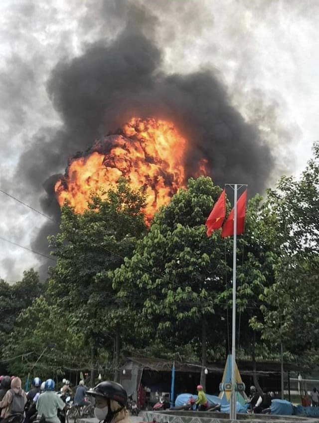 Lửa thiêu rụi một công ty nội thất ở Bình Dương - Ảnh 2. Lửa thiêu rụi một công ty nội thất ở Bình Dương - Ảnh 2.