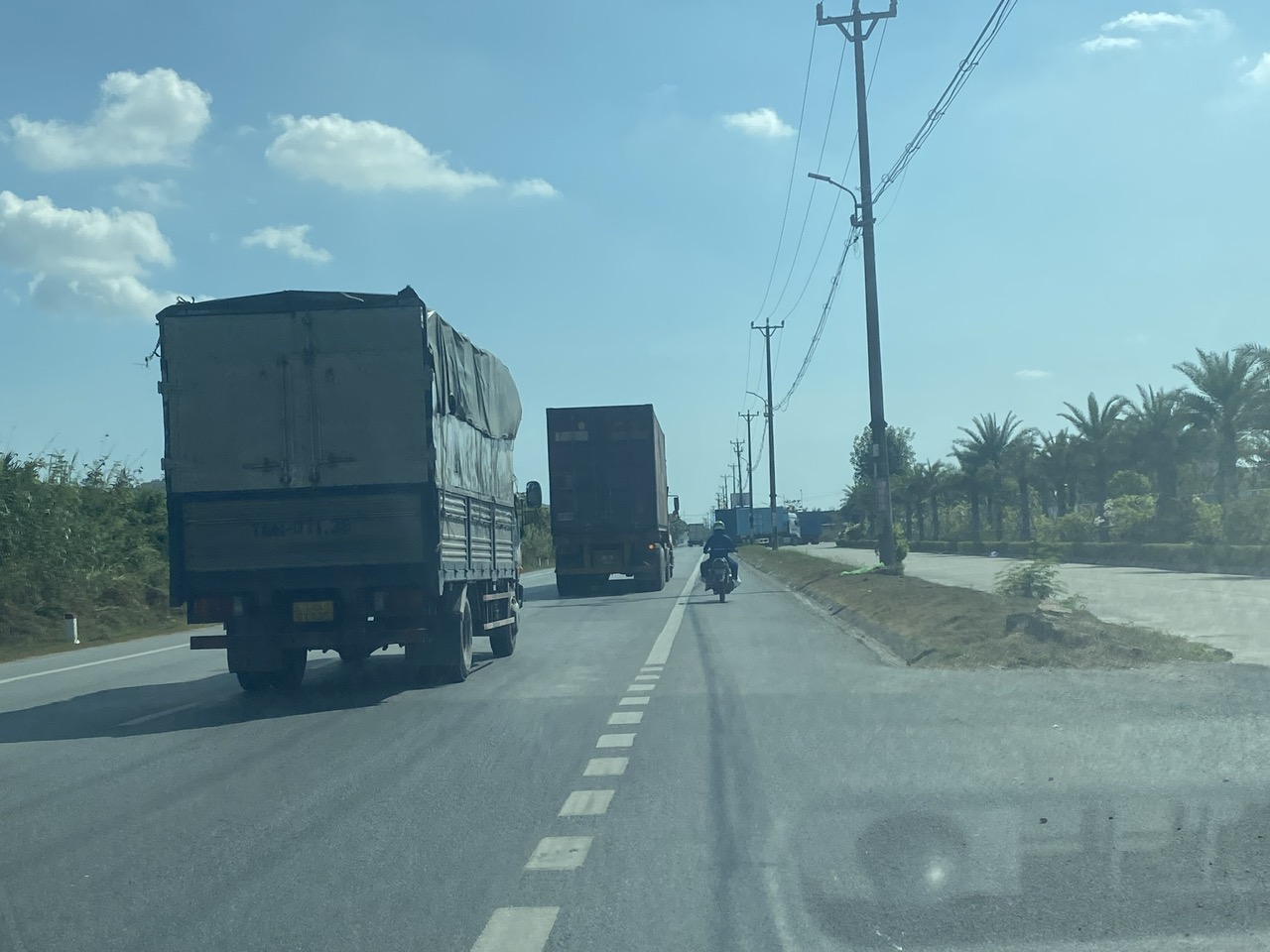 Quảng Ninh: Tỉnh lộ 338 nhỏ, hẹp, xuống cấp, tiềm ẩn nguy cơ mất ATGT - Ảnh 1.