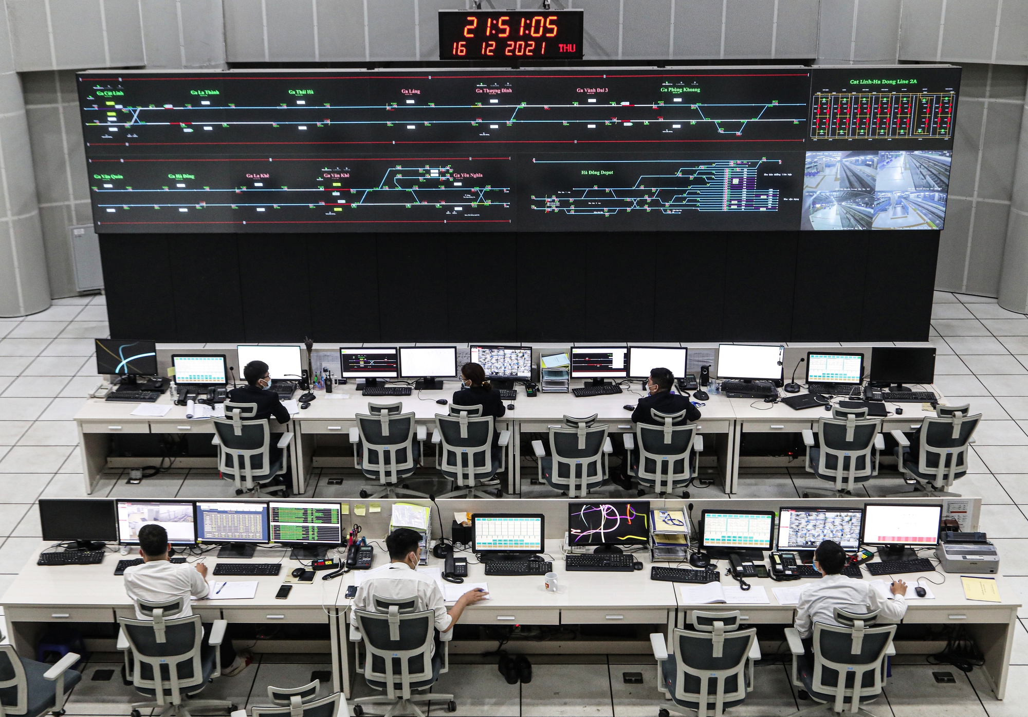 Cận cảnh nghề "soi" t&agrave;u C&aacute;t Linh - H&agrave; Đ&ocirc;ng - Ảnh 1.