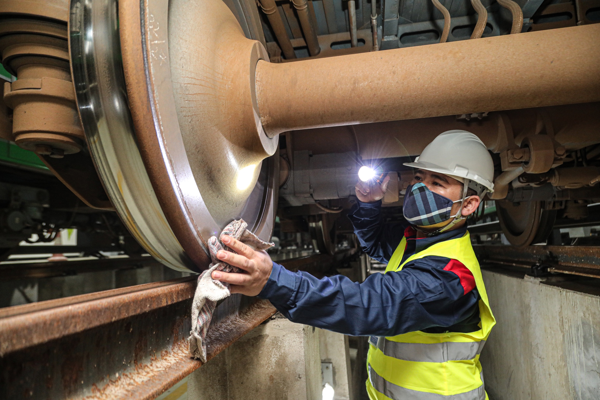 Cận cảnh nghề "soi" t&agrave;u C&aacute;t Linh - H&agrave; Đ&ocirc;ng - Ảnh 10.