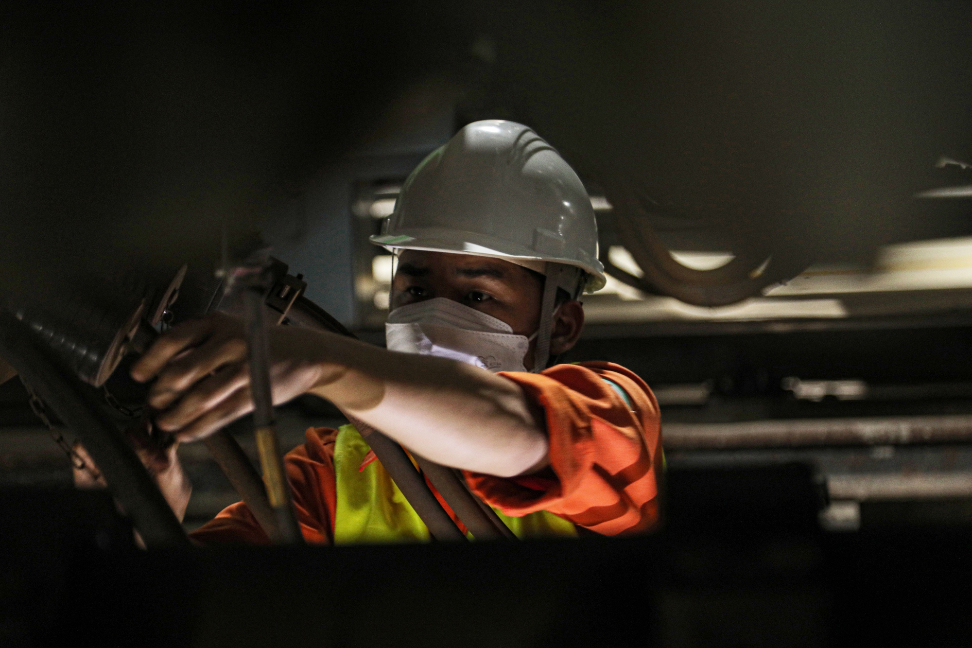 Cận cảnh nghề "soi" t&agrave;u C&aacute;t Linh - H&agrave; Đ&ocirc;ng - Ảnh 11.