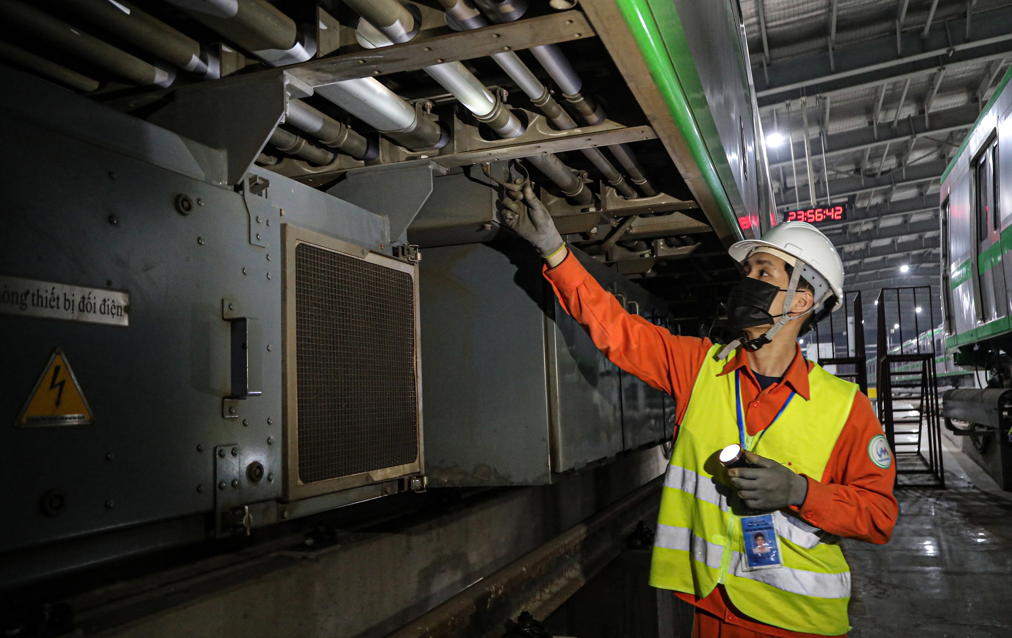 Cận cảnh nghề "soi" t&agrave;u C&aacute;t Linh - H&agrave; Đ&ocirc;ng - Ảnh 12.