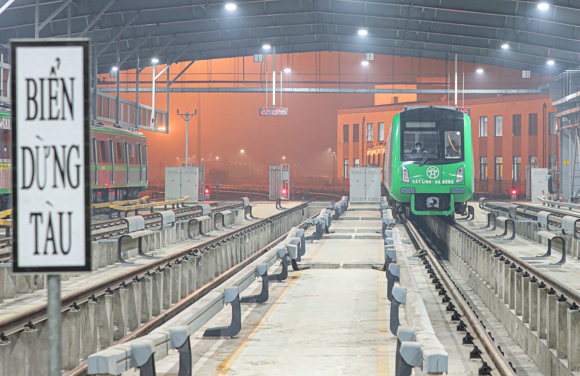 Cận cảnh nghề "soi" t&agrave;u C&aacute;t Linh - H&agrave; Đ&ocirc;ng - Ảnh 2.