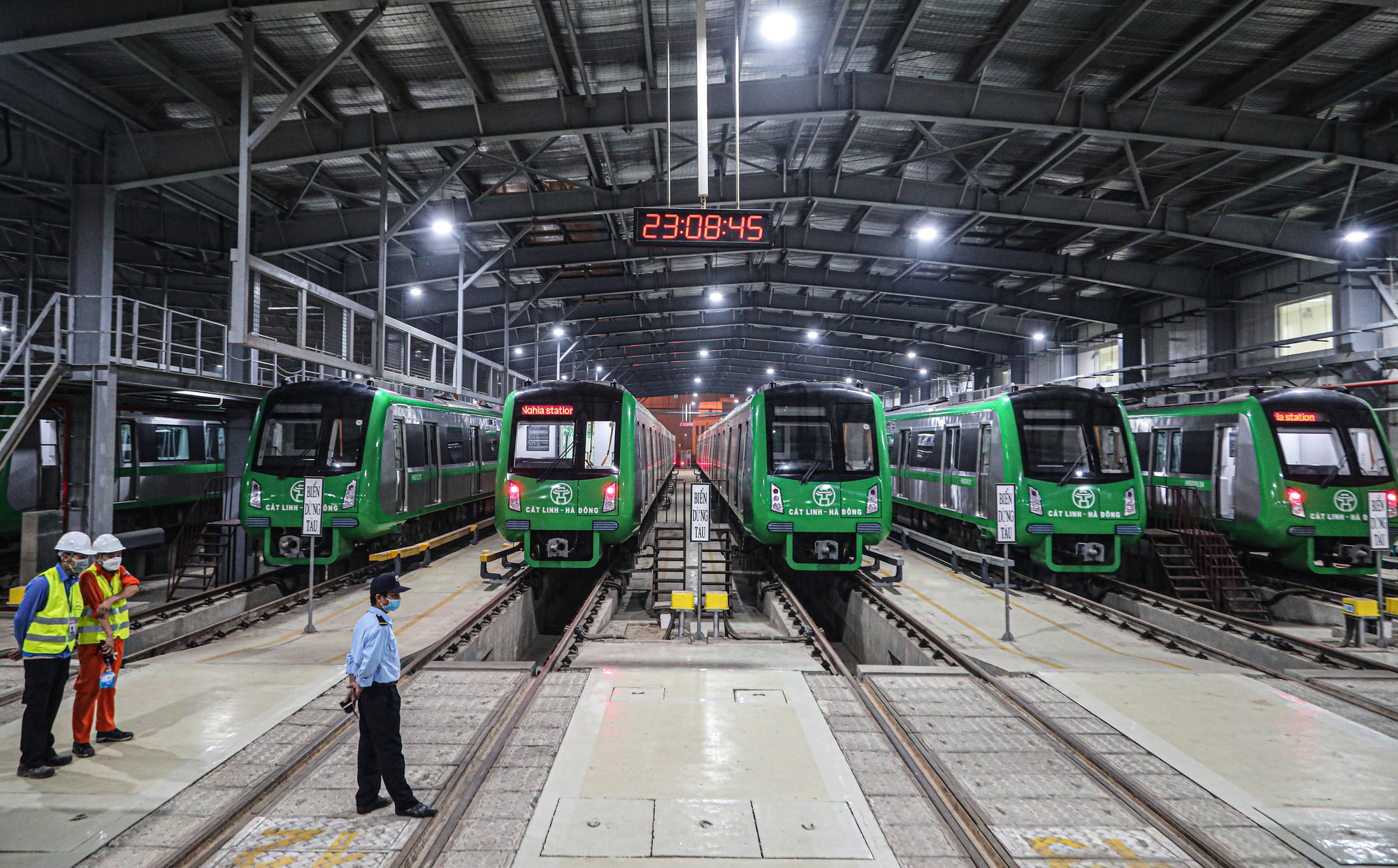 Cận cảnh nghề "soi" t&agrave;u C&aacute;t Linh - H&agrave; Đ&ocirc;ng - Ảnh 3.