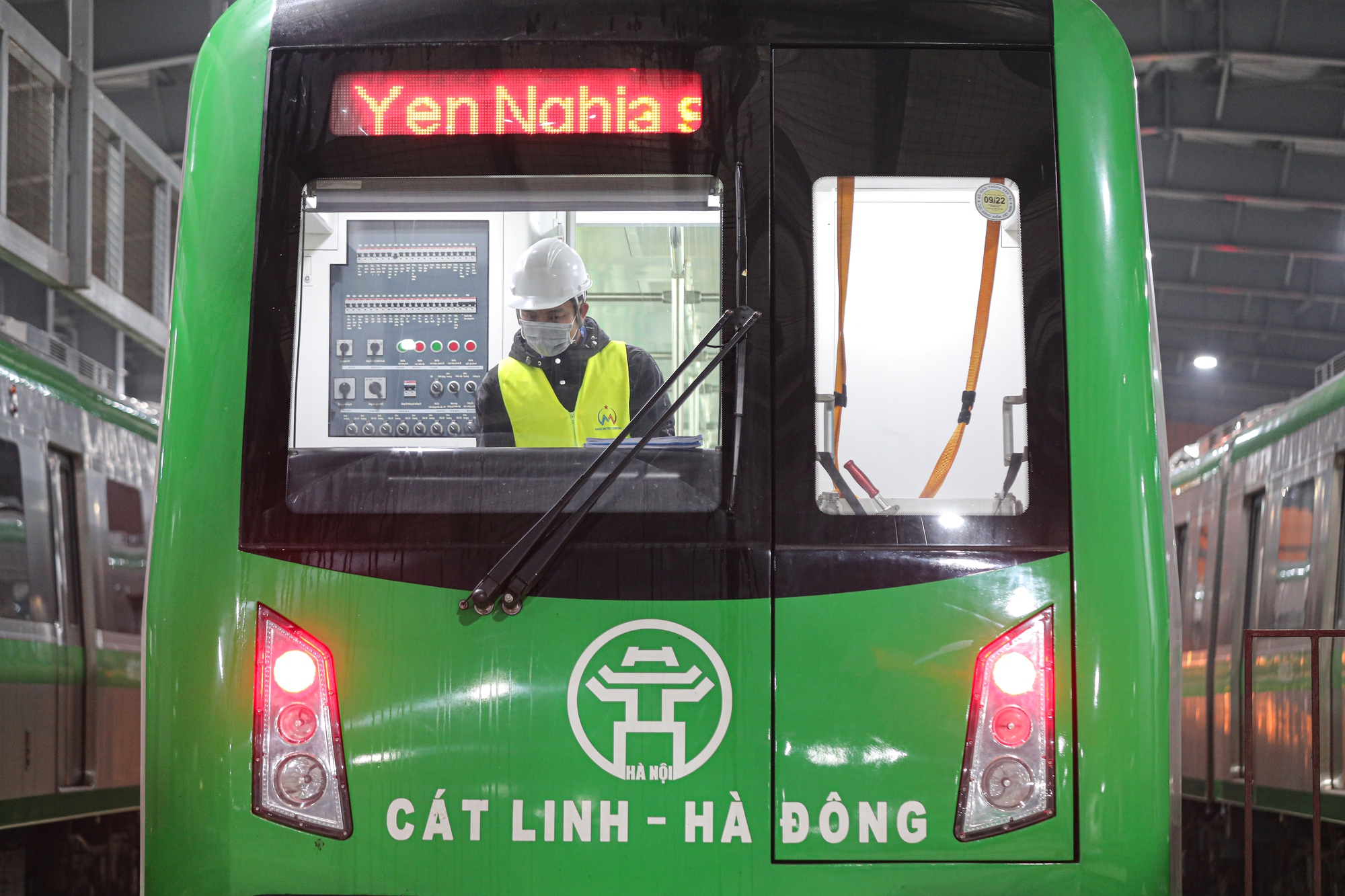 Cận cảnh nghề "soi" t&agrave;u C&aacute;t Linh - H&agrave; Đ&ocirc;ng - Ảnh 4.