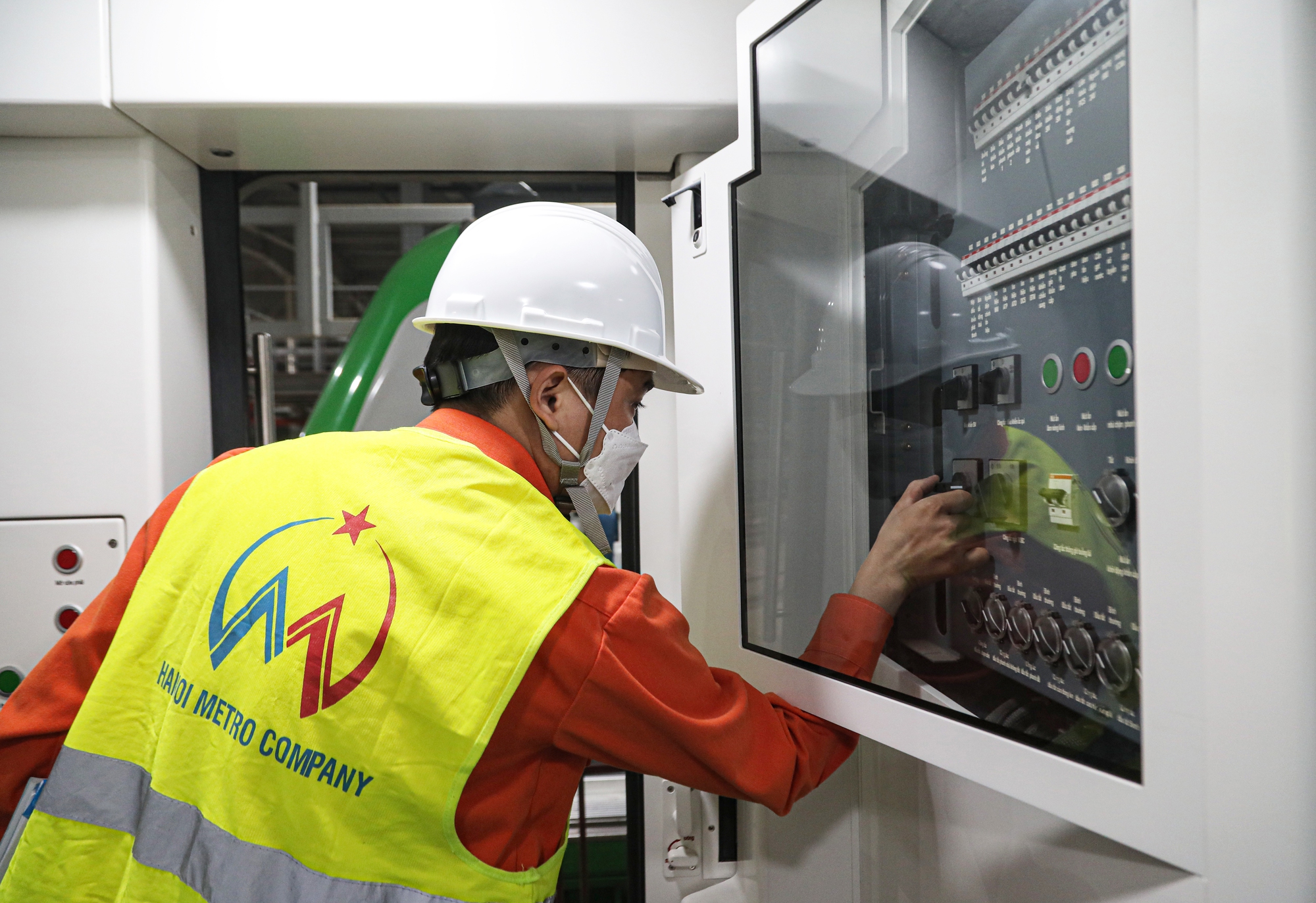 Cận cảnh nghề "soi" t&agrave;u C&aacute;t Linh - H&agrave; Đ&ocirc;ng - Ảnh 5.