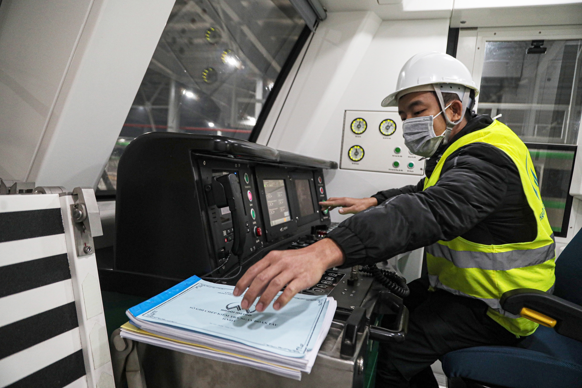 Cận cảnh nghề "soi" t&agrave;u C&aacute;t Linh - H&agrave; Đ&ocirc;ng - Ảnh 6.